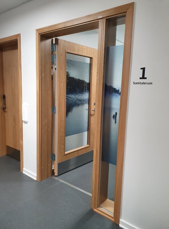 BD30/35dB 62 mm installeret som glasdør i kontorgang